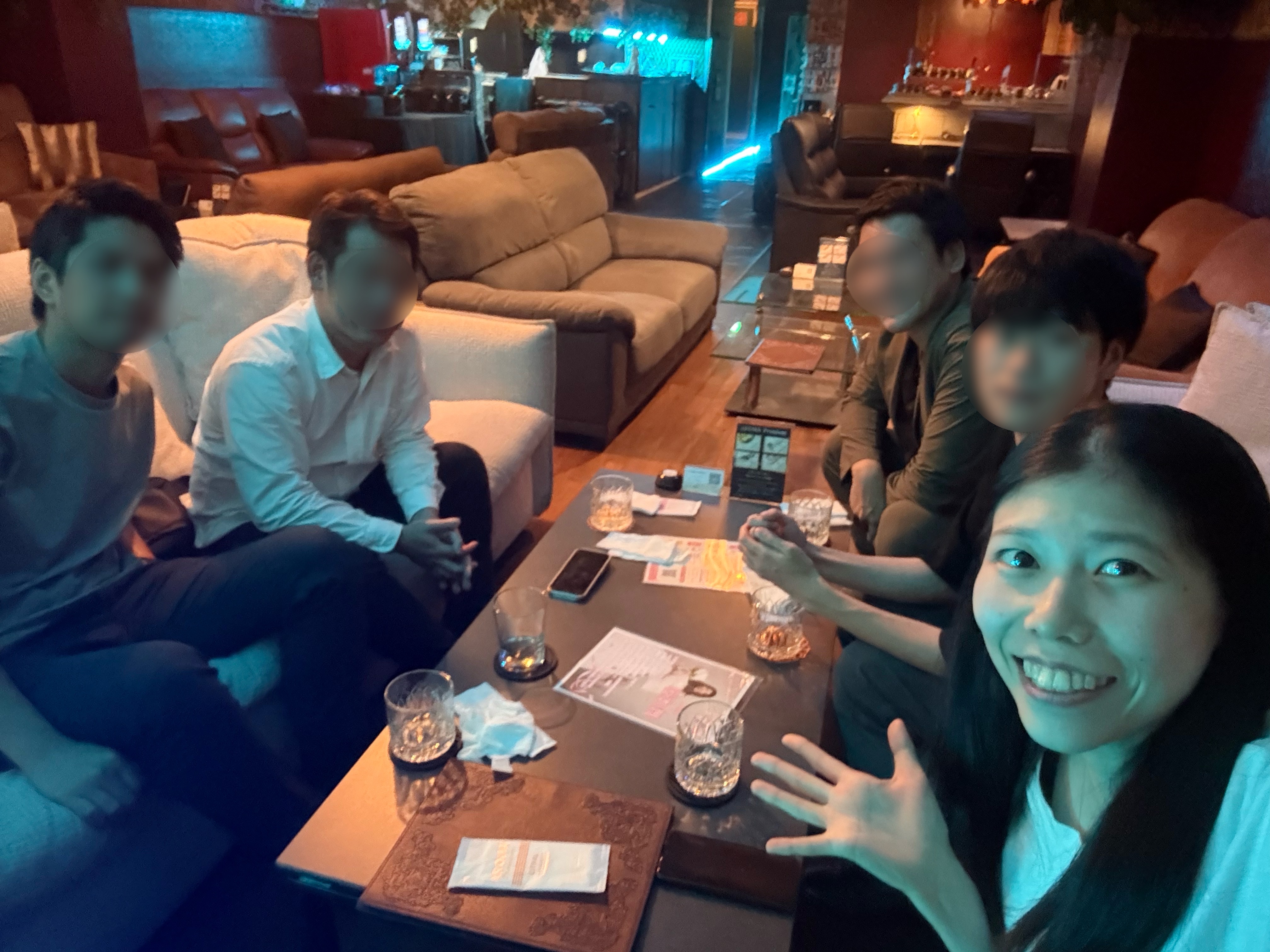 名古屋・栄の煙匠でテーブルを囲むMINGLE交流会の集合写真