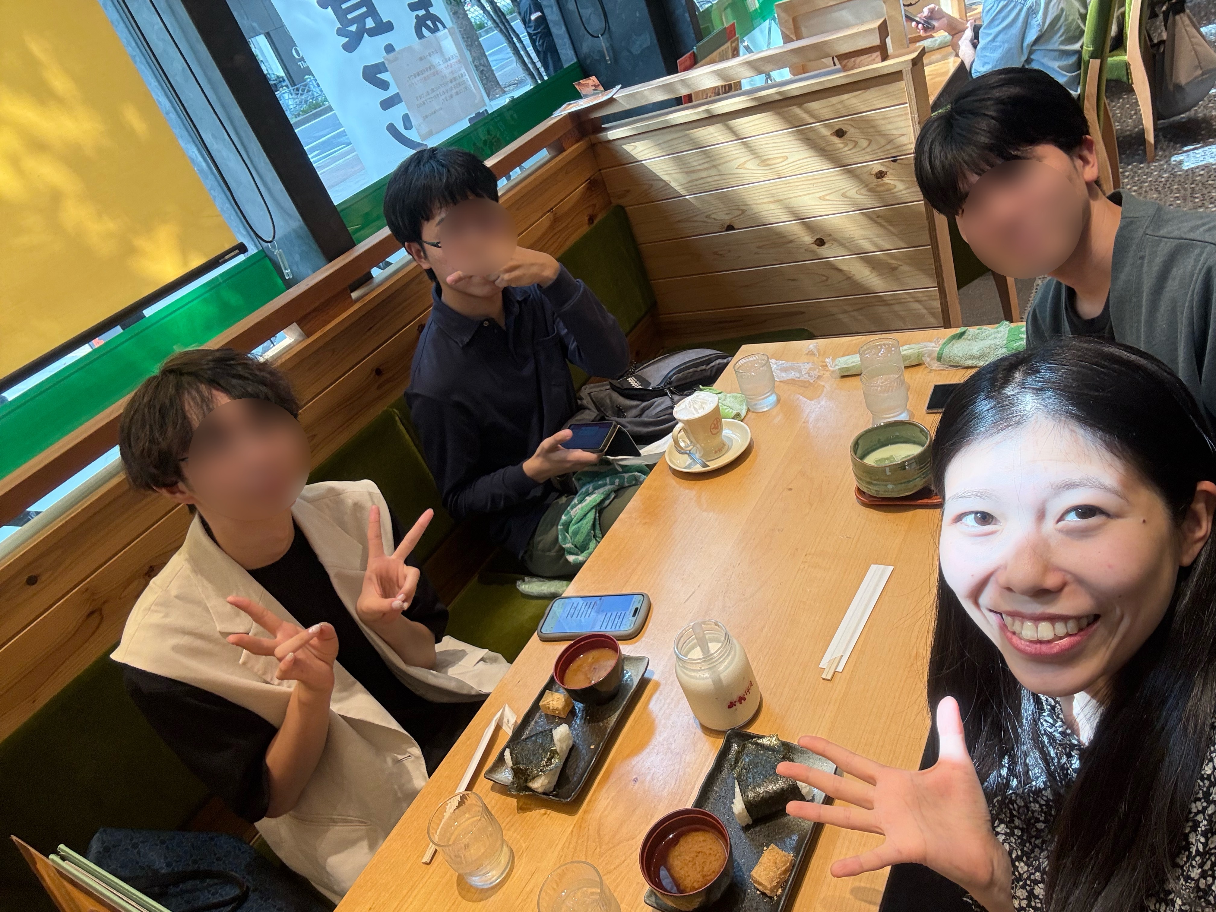 おかげ庵 栄広小路店でテーブルを囲むMINGLE交流会の集合写真