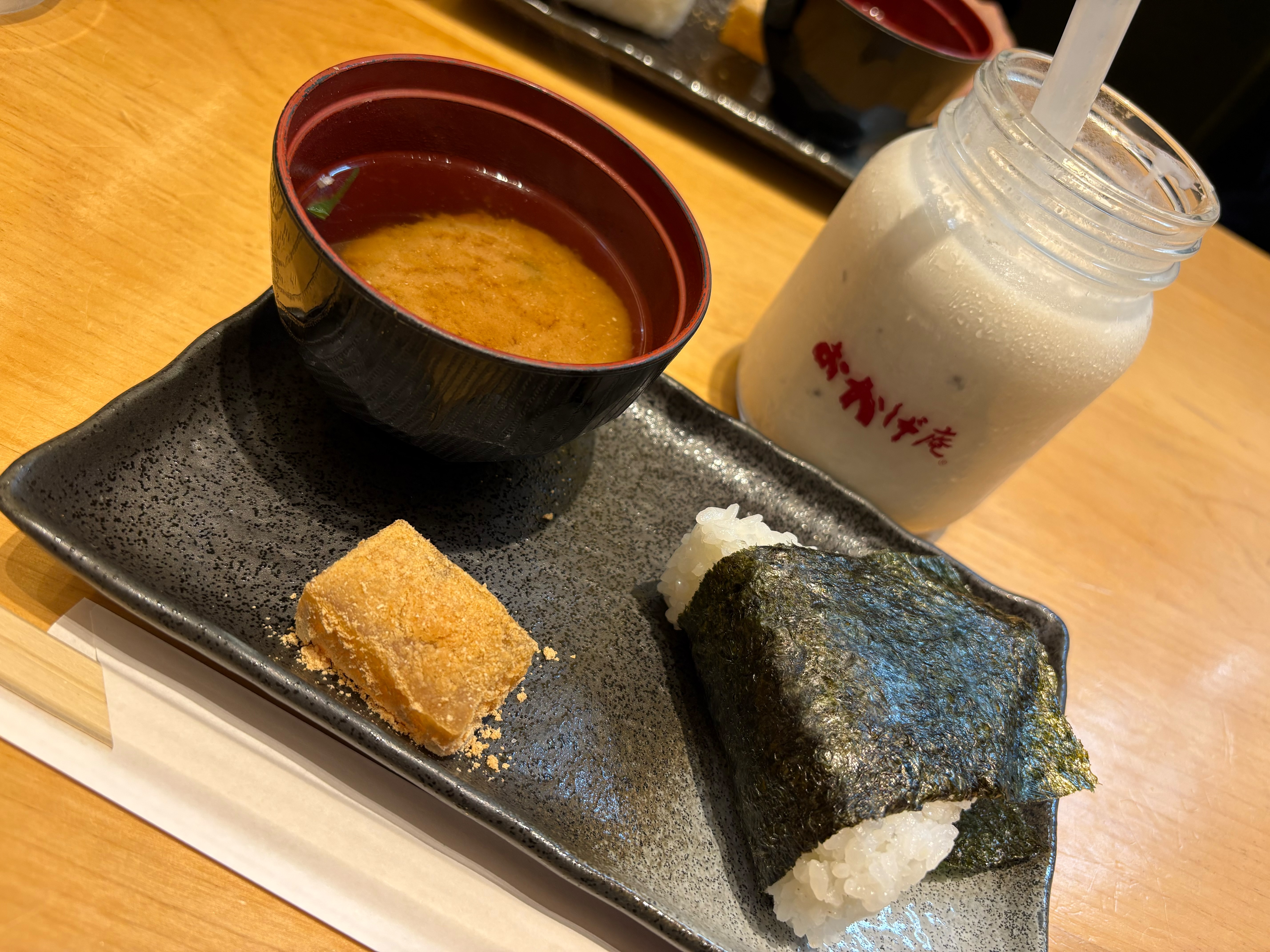 おかげ庵で楽しんだおにぎり、お味噌汁、和スイーツと飲み物