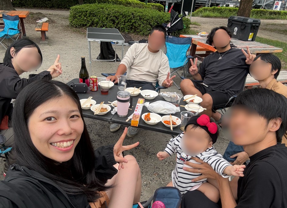 荒子川公園でBBQのテーブルを囲んだMINGLE交流会の集合写真