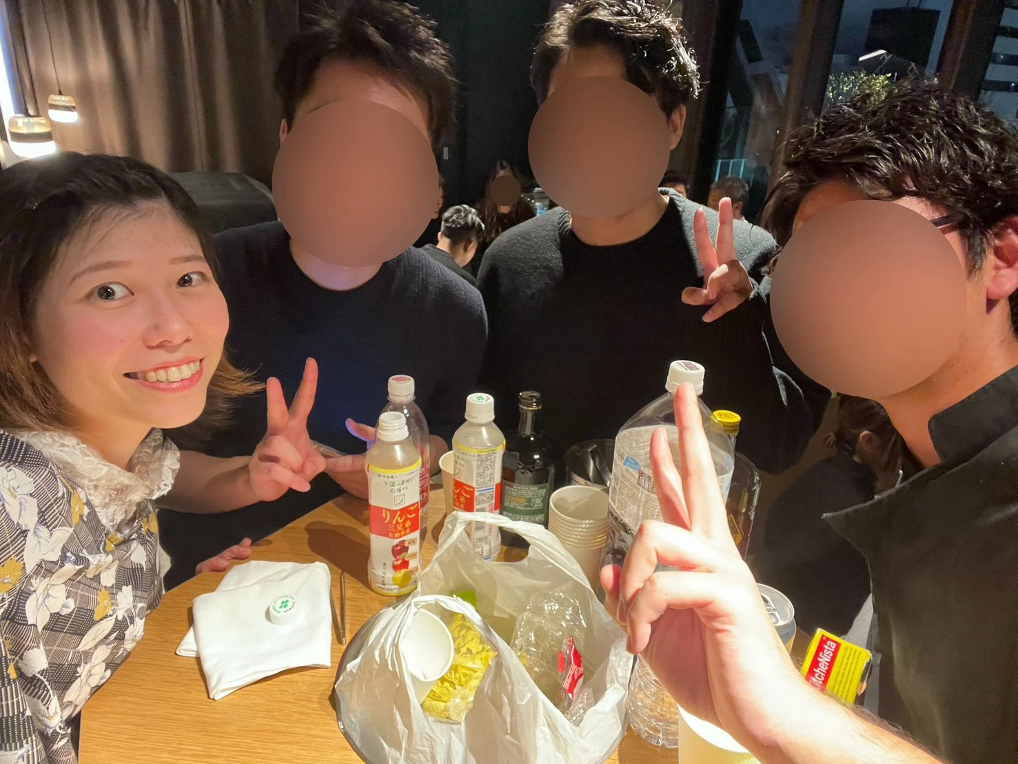 少人数で交流を楽しむ参加者
