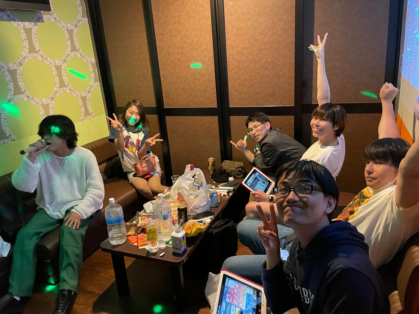 カラオケイベントを楽しむ参加者