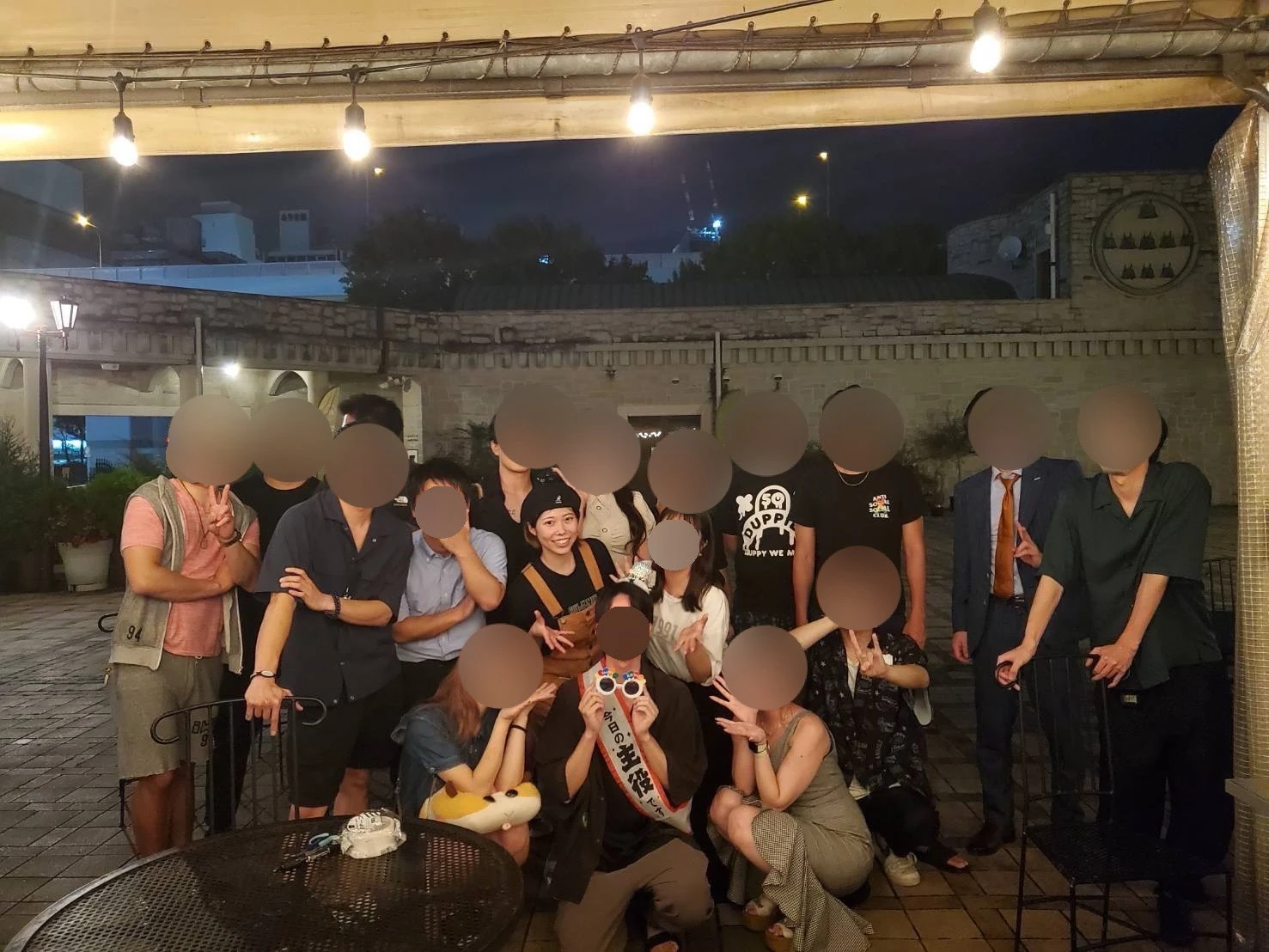 夜の屋外イベントでの集合写真