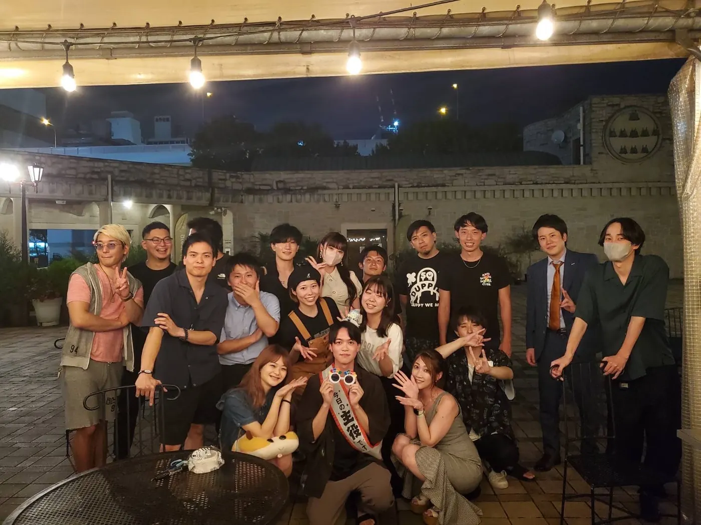 夜の屋外イベントでの集合写真