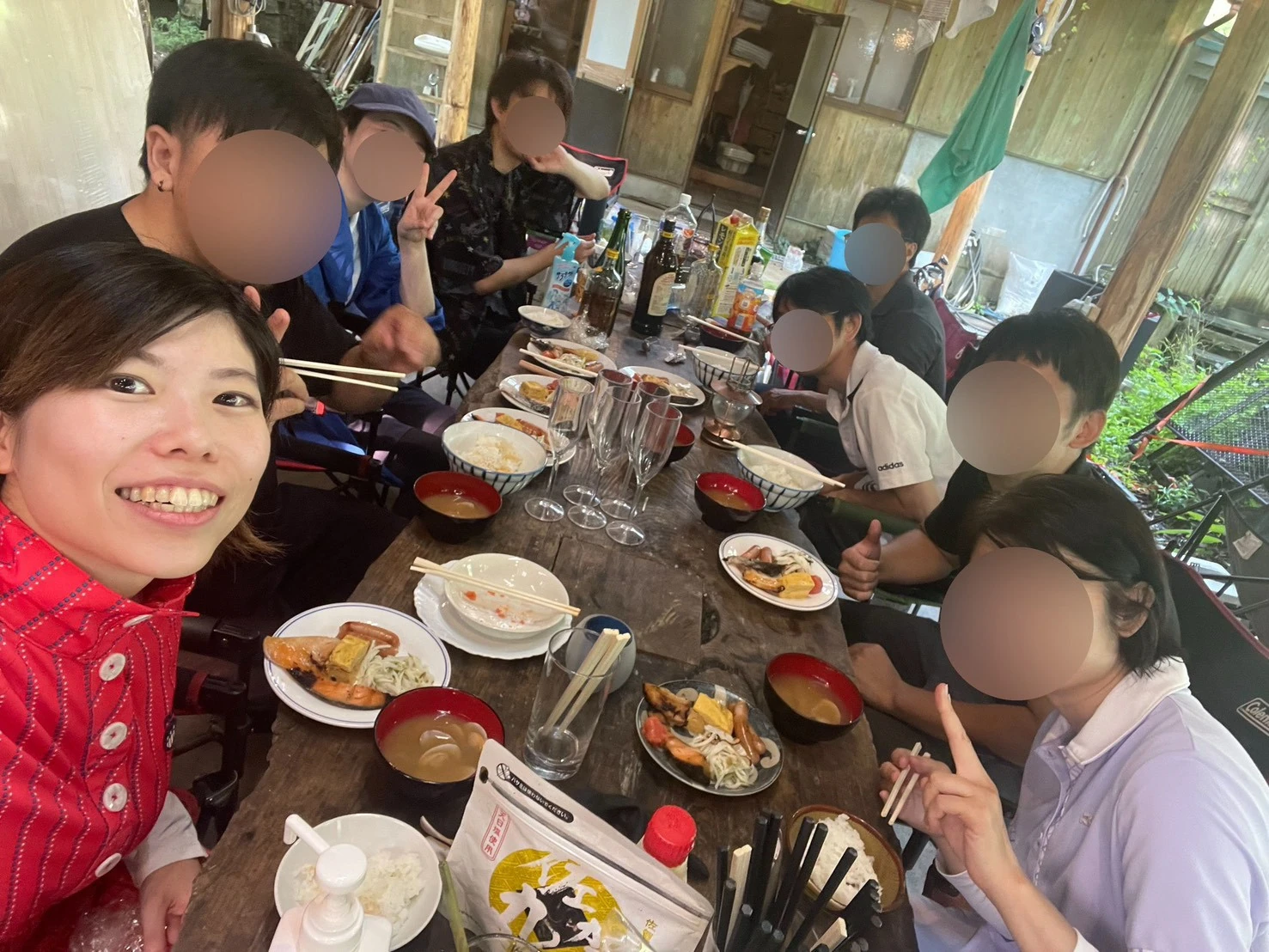 食事を囲んで交流を楽しむ参加者