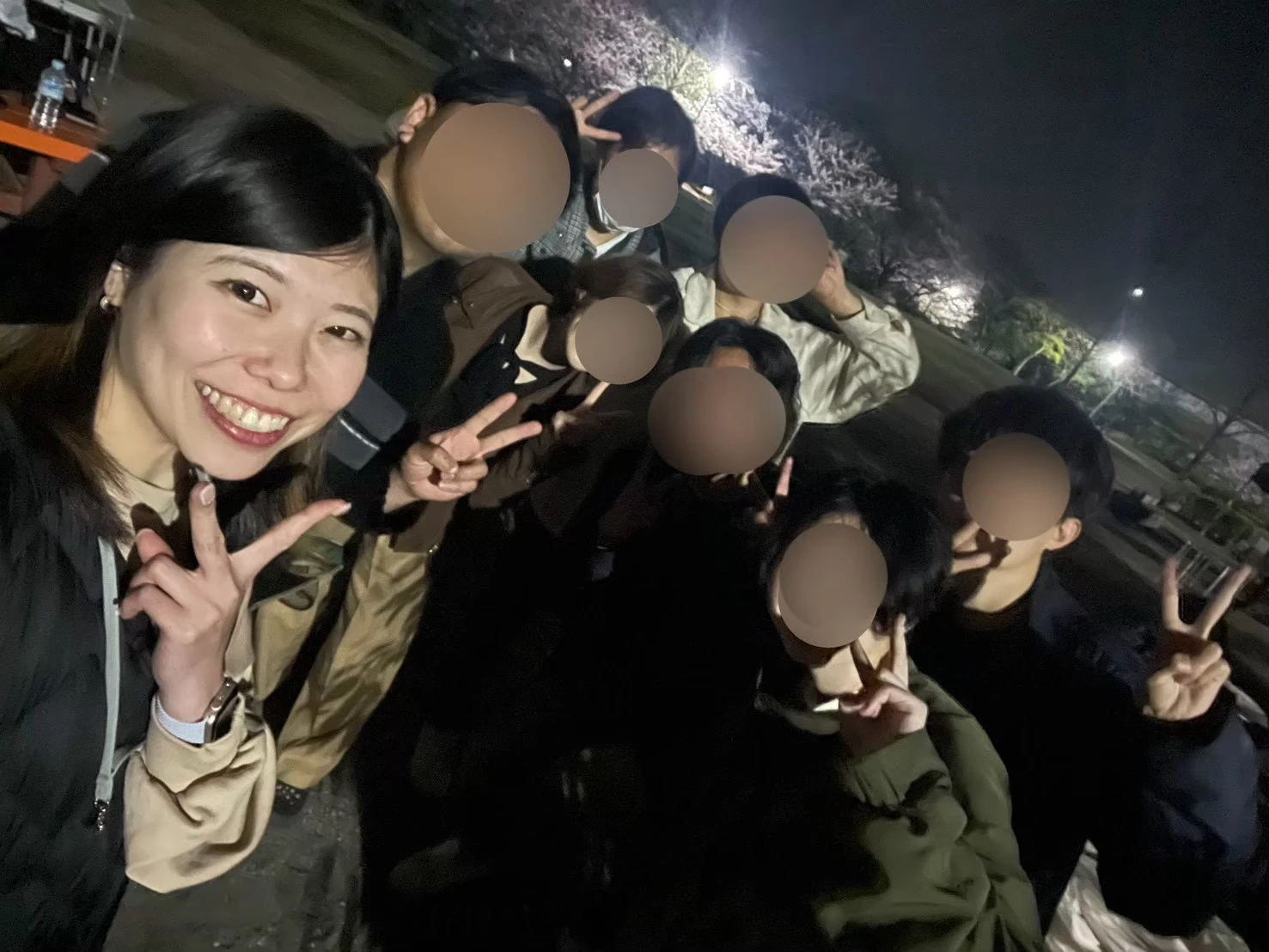 夜のイベントで交流を楽しむ参加者