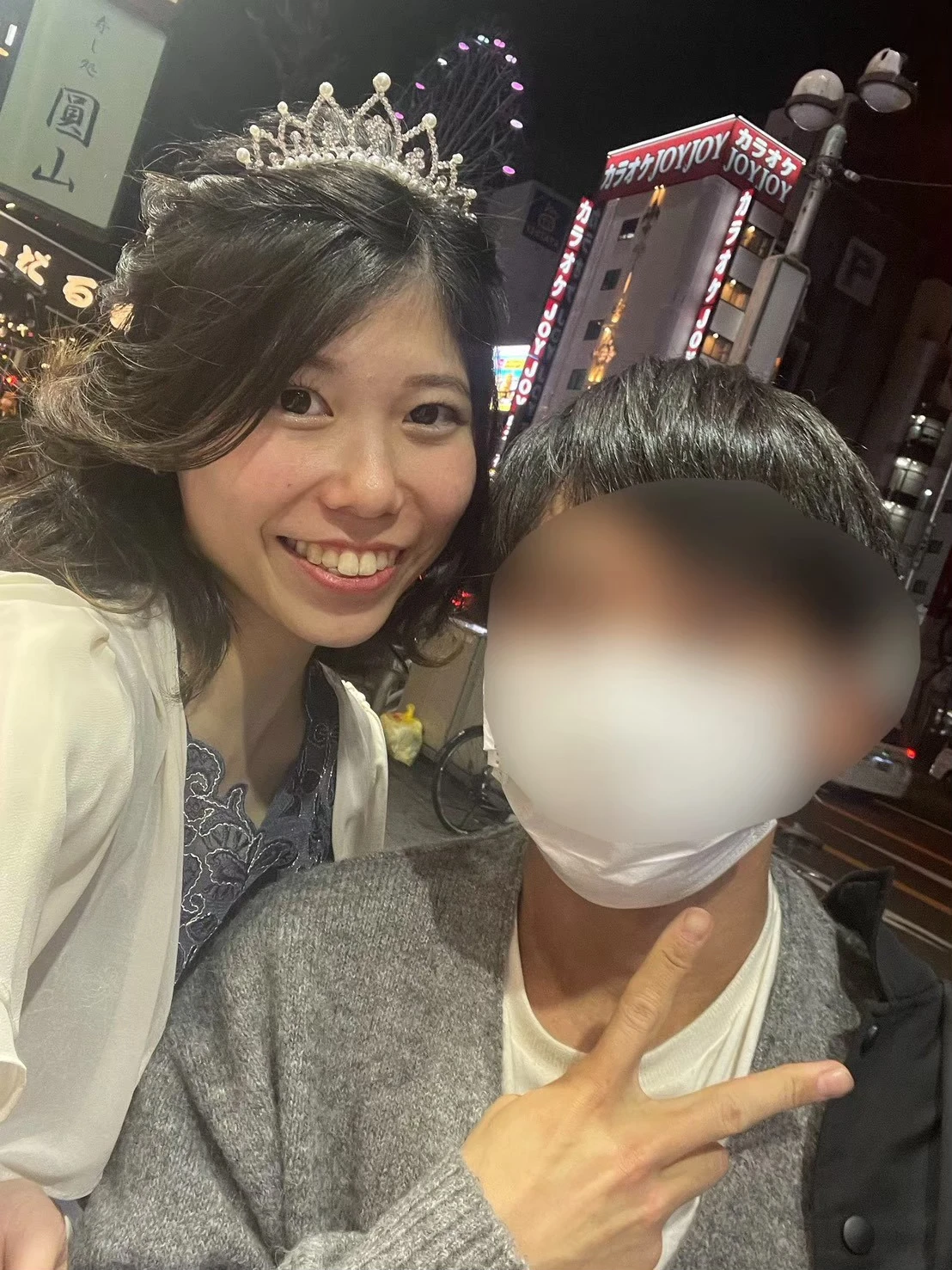 お祝いの場で交流する参加者