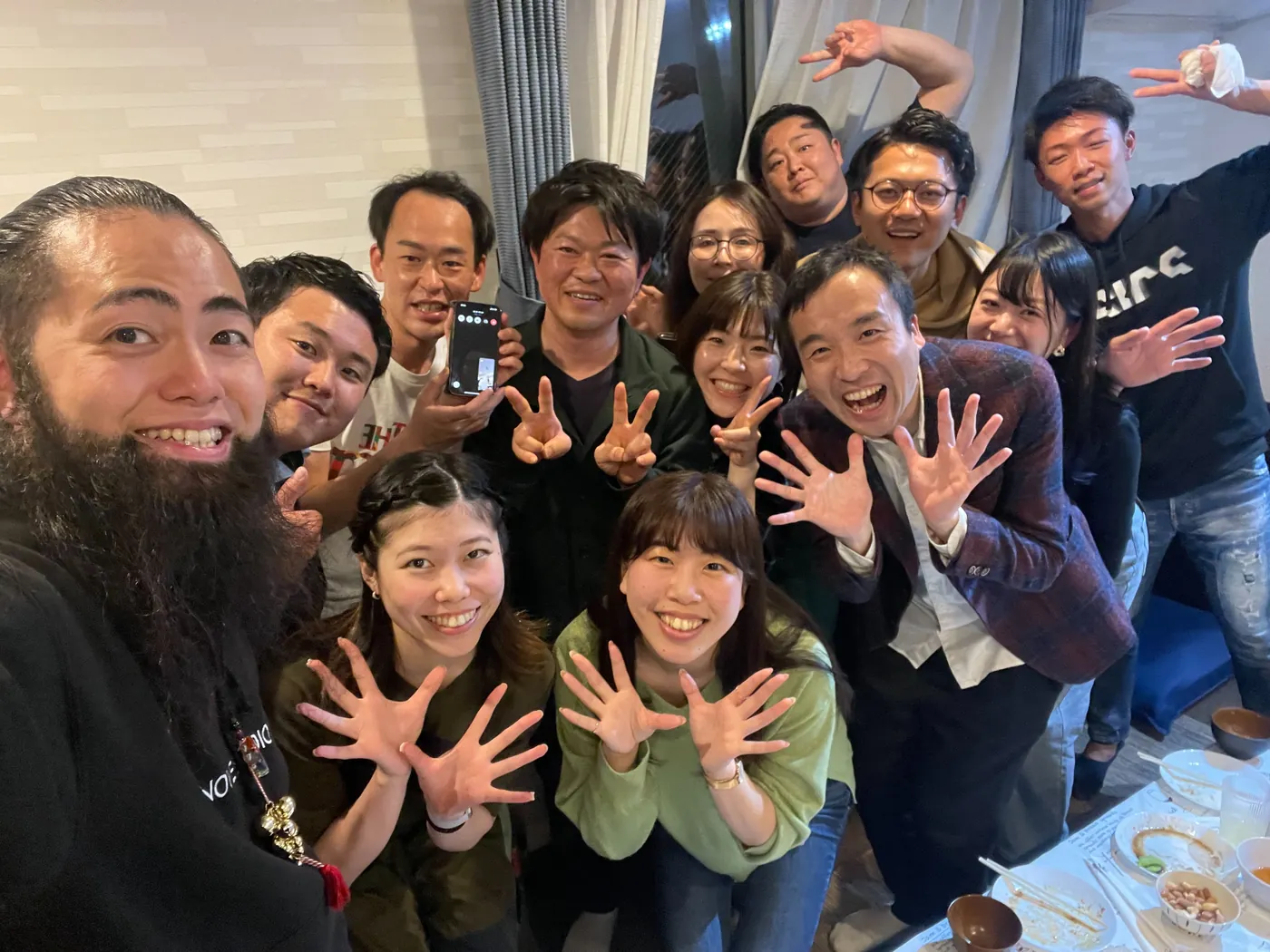 笑顔で集まる交流会の参加者