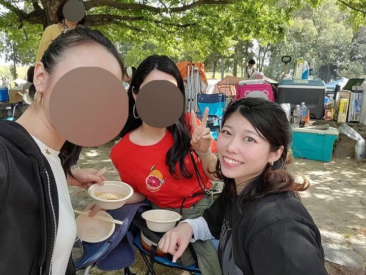 屋外で交流を楽しむ女性参加者
