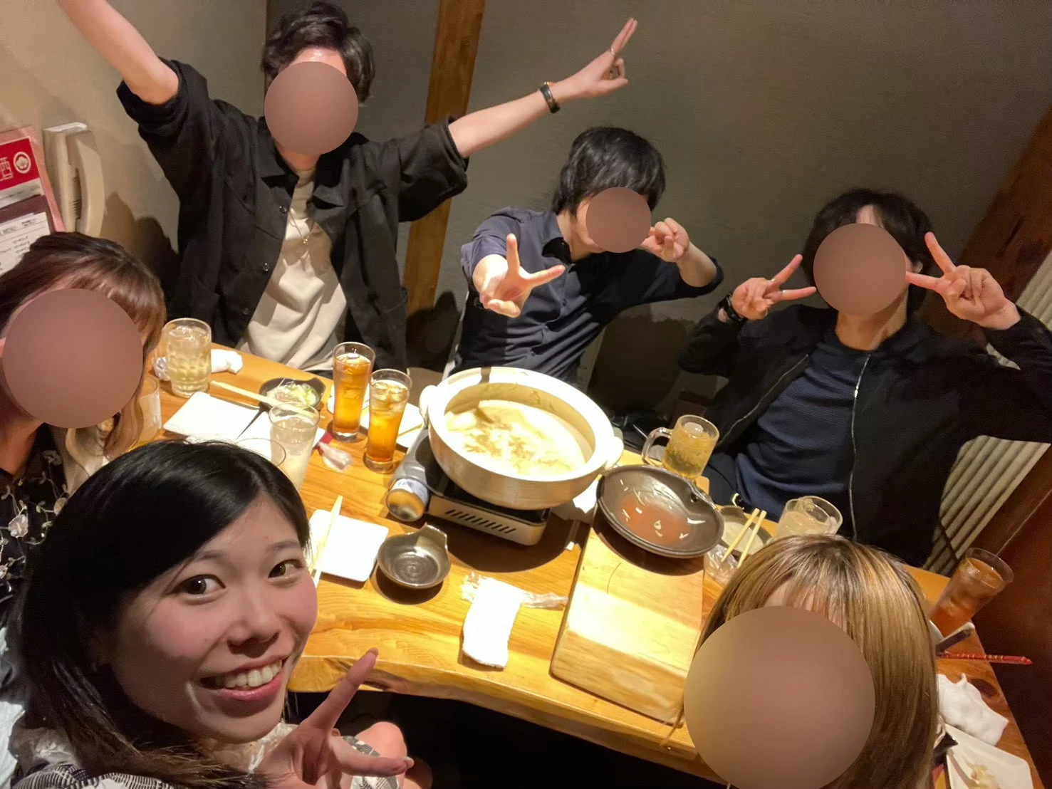 食事会で会話を楽しむ参加者