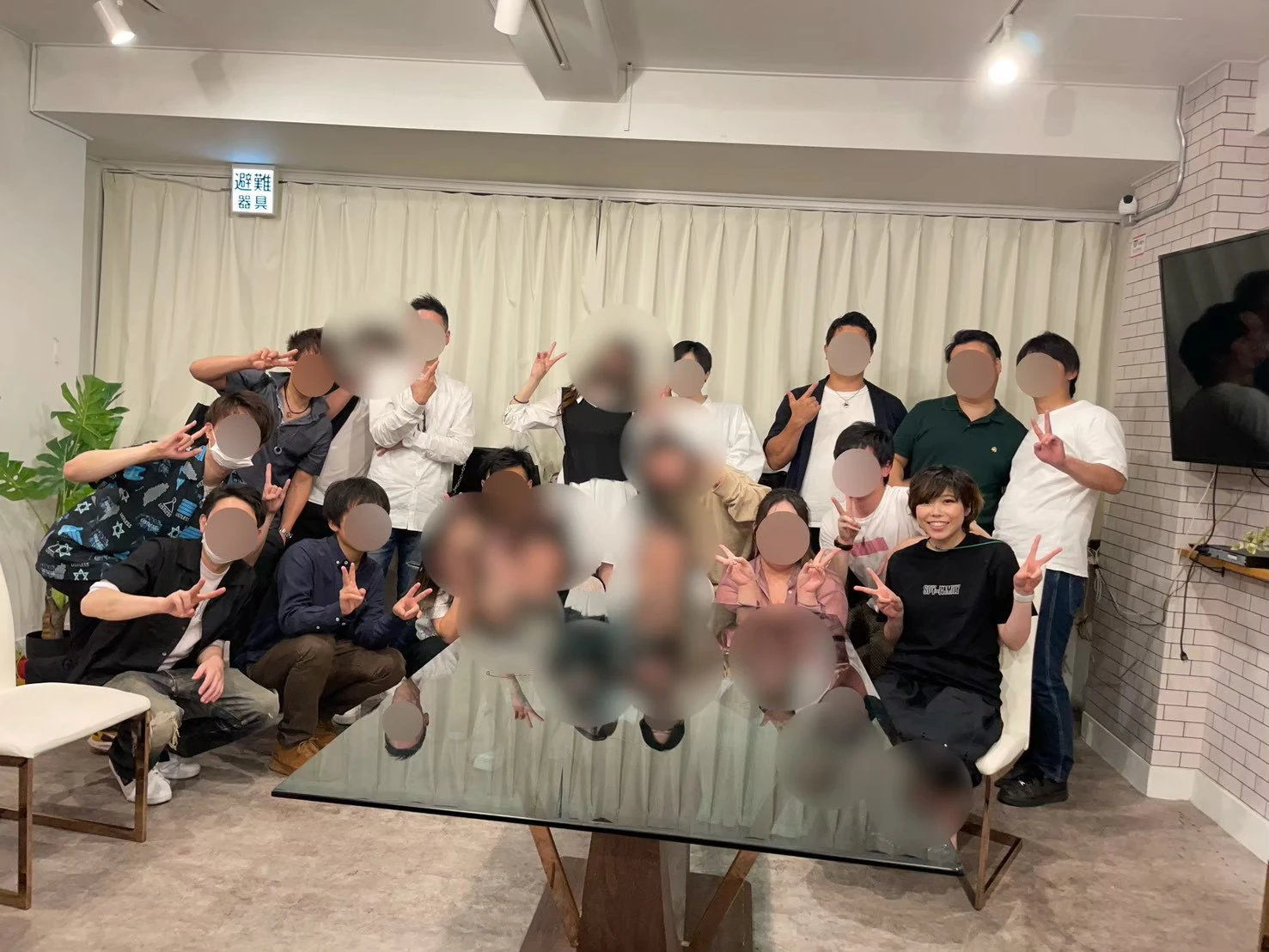 たくさんの参加者が笑顔で集まる交流会