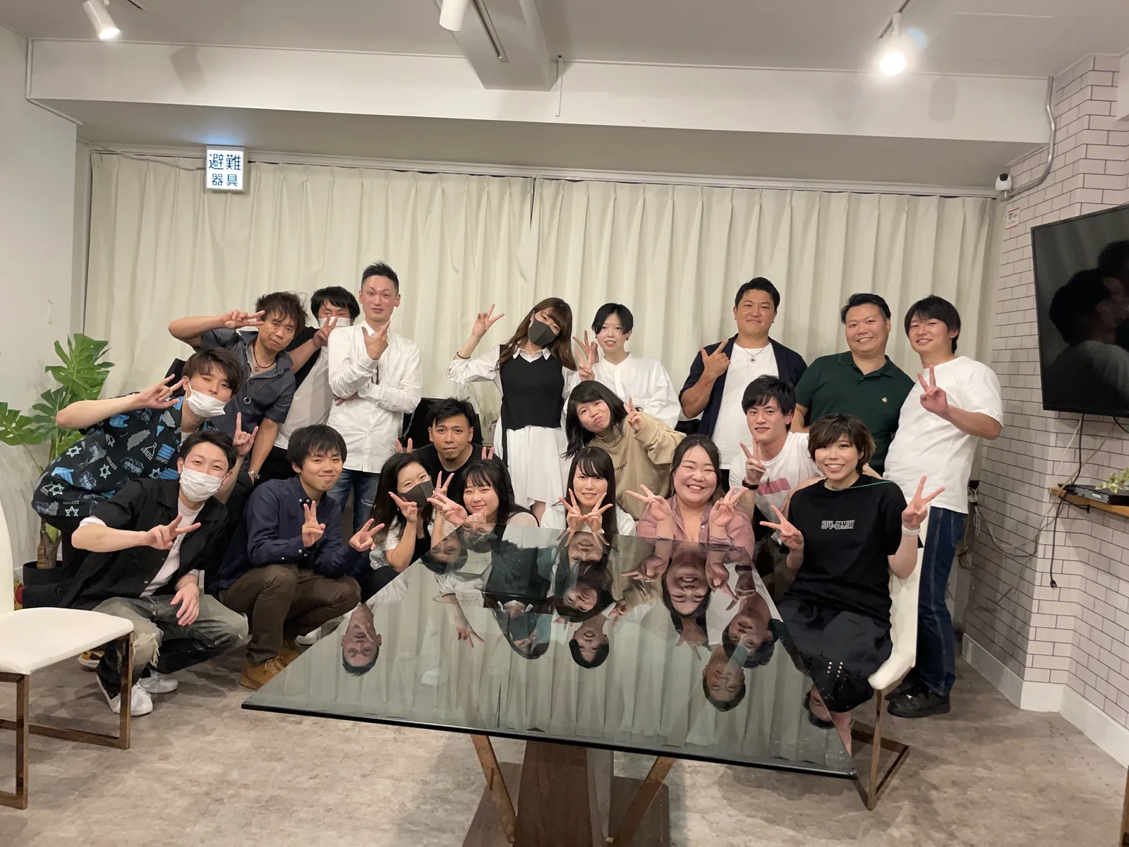 たくさんの参加者が笑顔で集まる交流会