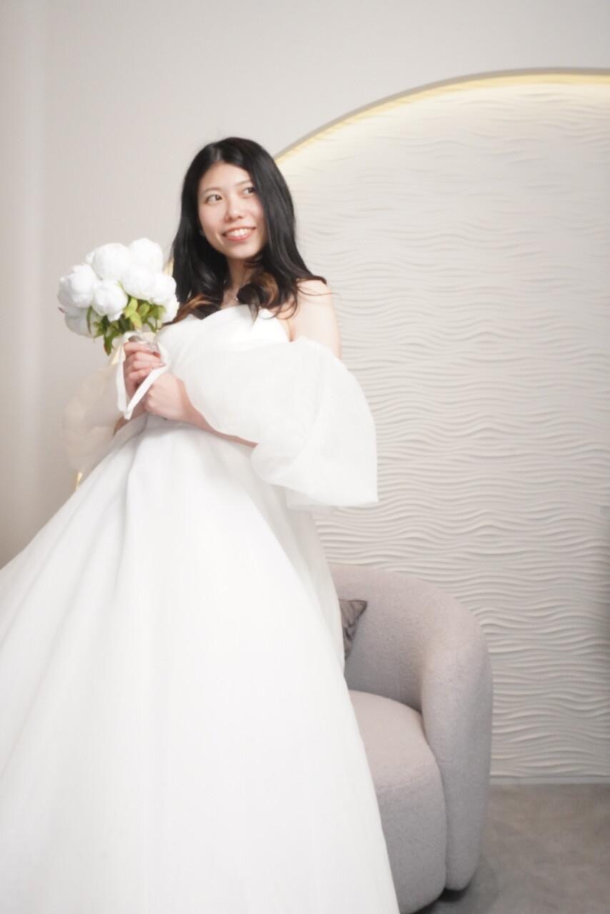 白いドレス姿で笑顔を見せるMINGLE主催の久住舞